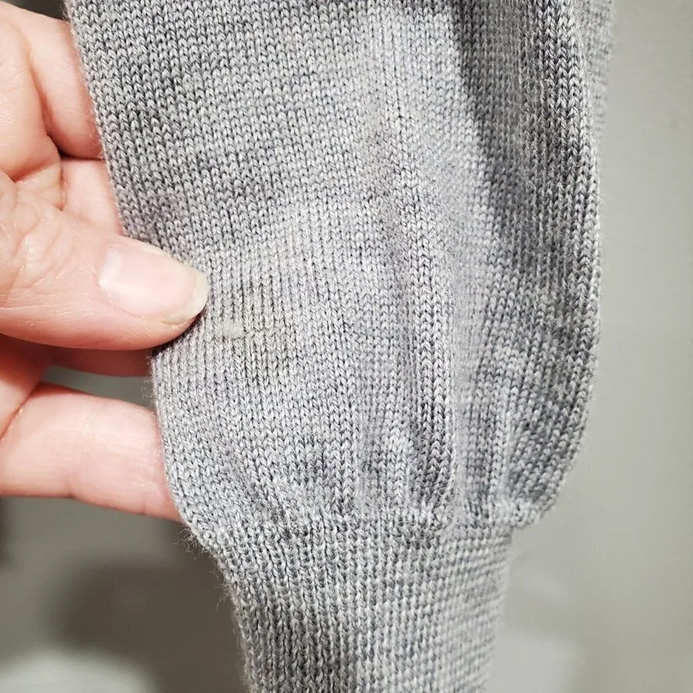 J Crew Men’s 100% Merino Wool V-Neck Gray Sweater Long-Sleeved Knit Size Medium